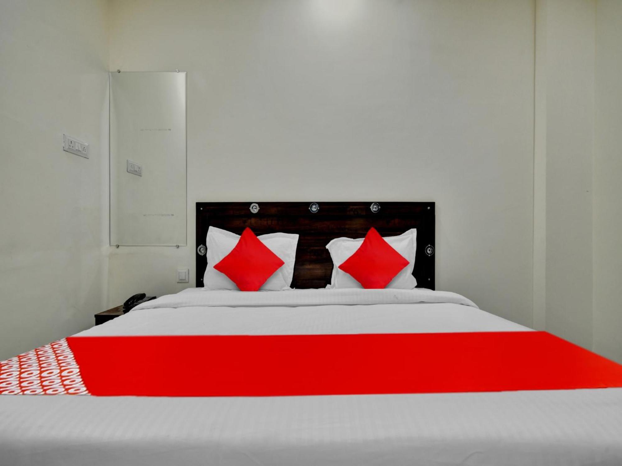 Oyo Hotel Dr Greens Индаур Экстерьер фото