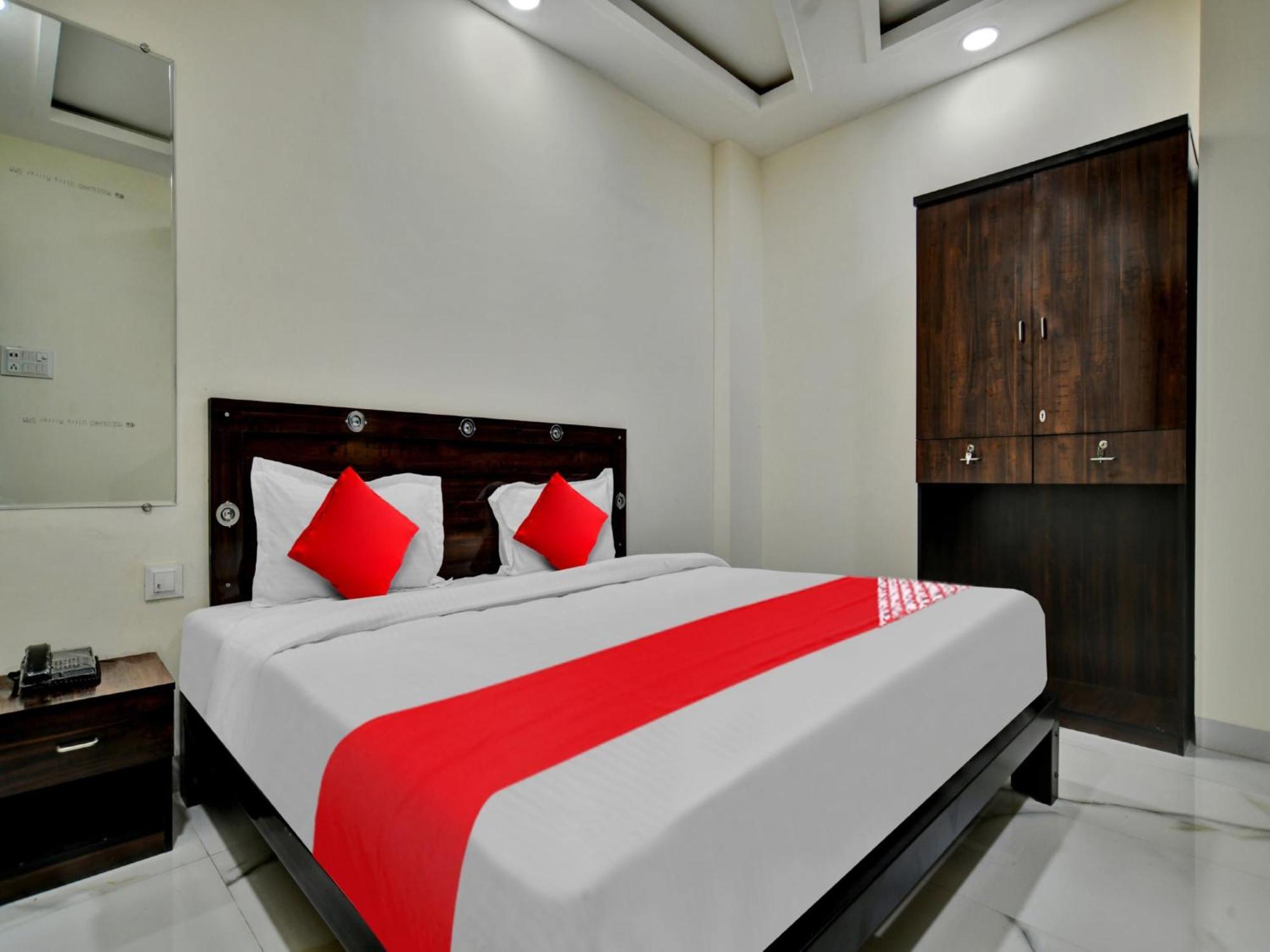 Oyo Hotel Dr Greens Индаур Экстерьер фото