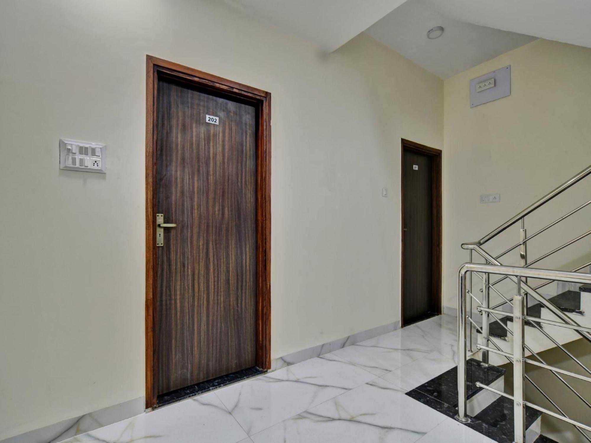 Oyo Hotel Dr Greens Индаур Экстерьер фото